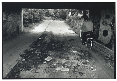 404943 Gezicht in het verloederde fietstunneltje onder de Oosterspoorweg tussen de Ina Boudier-Bakkerlaan en de ...